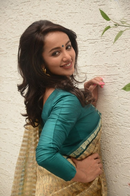 Tejaswi Madivada stuns in a saree, showcasing timeless elegance in these stunning pics.