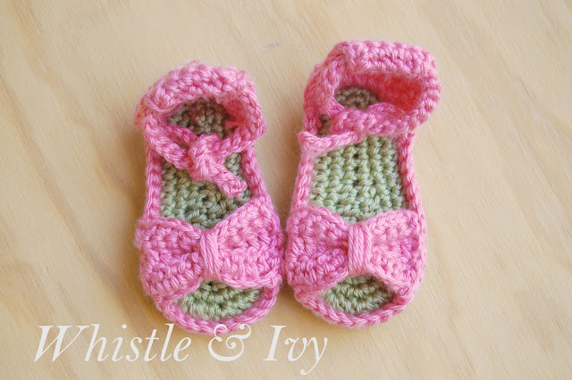 Free Crochet Bitty Bow Baby Sandals Pattern