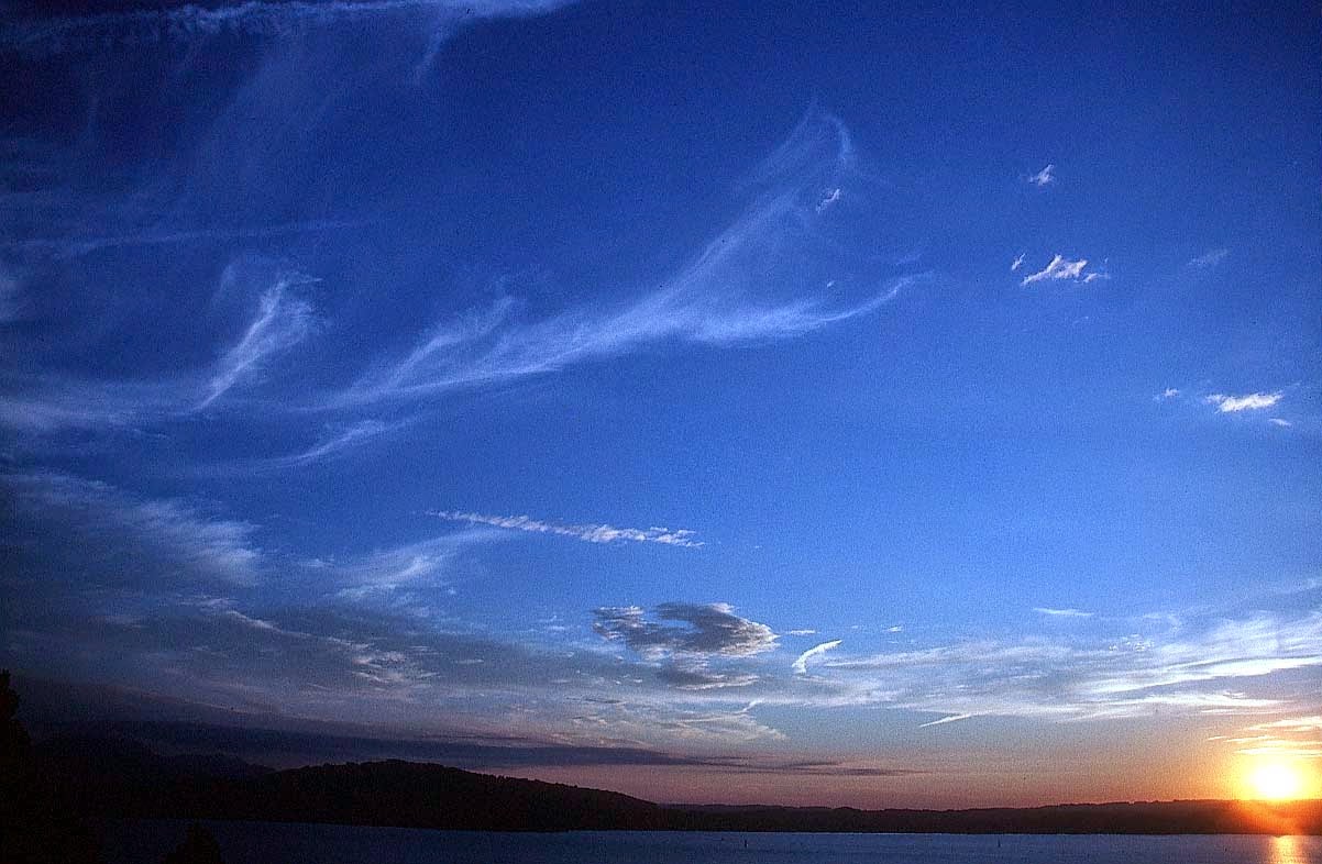 Good And Bad Weather Mengapa Langit Siang Hari Berwarna Biru Dan