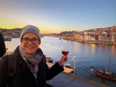 guia brasileira com vinho do Porto e cidade do Porto e rio Douro ao fundo