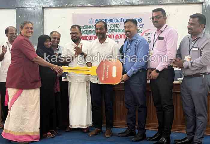 Kasaragod Municipality hands over e-auto and digital spring balance to Harita Karma Sena, Kasaragod, News, Kerala.