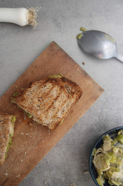 Cuillère et saladier : Croque-monsieur aux poireaux et tofu fumé (vegan)