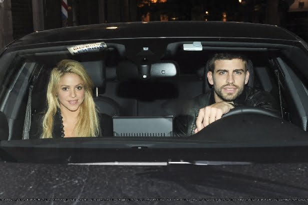 Shakira pique de la mano