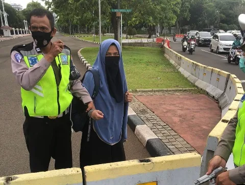 Seorang Wanita Bawa Pistol Terobos Istana, Ditangkap Polisi!