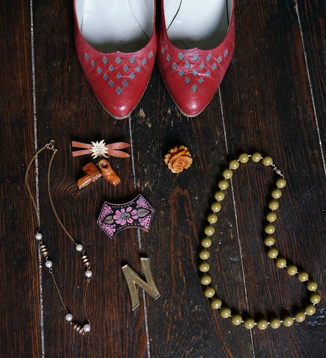 des escarpins en cuir, des broches, des colliers et une boucle de ceinture  leather pumps , edelweiss ski wooden brooch , rose brooch , necklace 