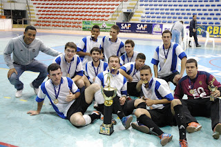 Time da Tijuca, vencedor da Copa Futsal de Bairros, exibe troféu