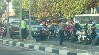 Mobil TNI Bintang Satu Ini Pilih Kena Macet, Daripada Menerobos Jaur Bus Way!