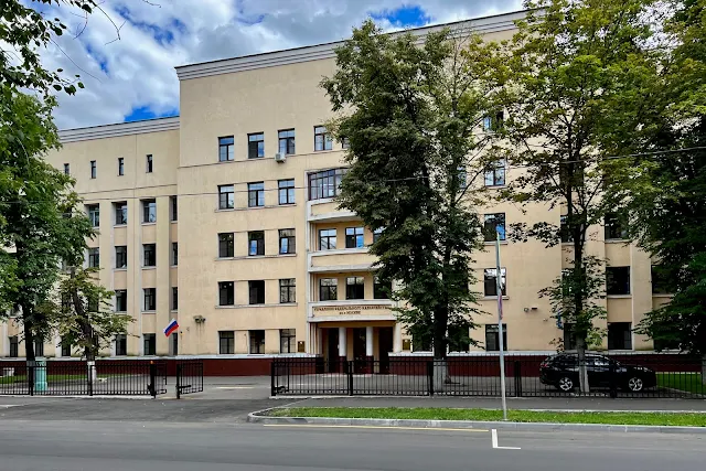 3-я Рощинская улица, Управление Федерального казначейства по городу Москве – бывшие казармы НКВД с клубом (здание построено в 1935 году)
