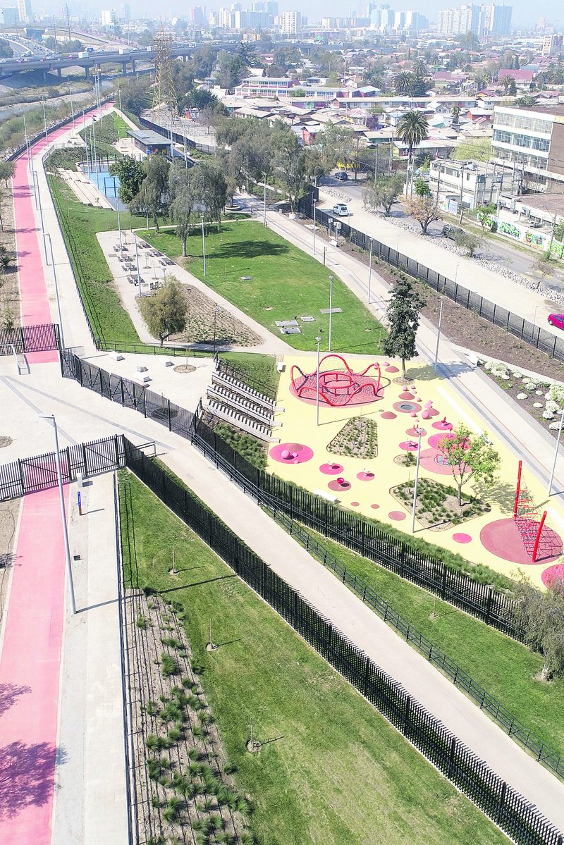 Basural en el Mapocho fue reemplazado por un parque que tiene hasta zona para parkour