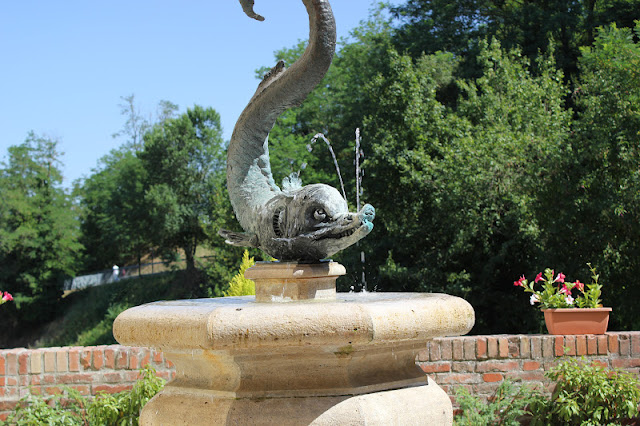 Wave fountain in Siena