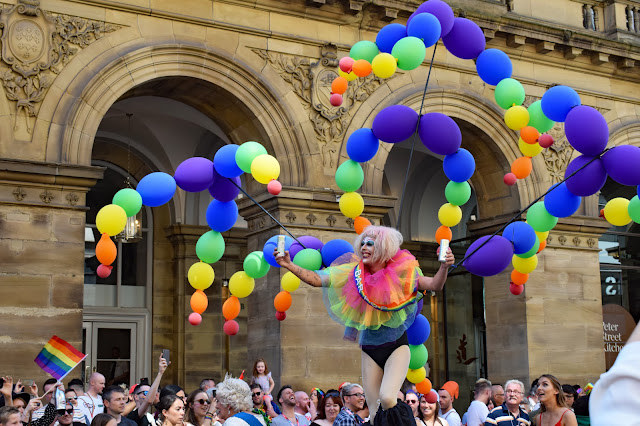 Performer on stilts with balloons