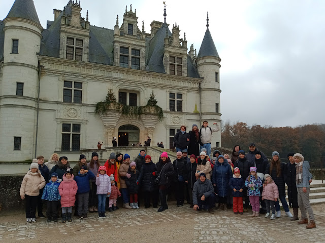 Displaced Ukrainians on an outing to the Chateau of Chenonceau, Indre et Loire, France. Photo by Loire Valley Time Travel.