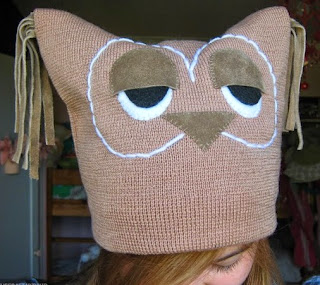 http://lasmanualidades.imujer.com/2011/06/08/gorro-con-carita-hecho-con-un-sueter-reciclado