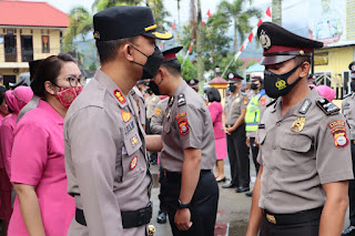 Periode 1 Juli, Kapolres Tana Toraja Pimpin Upacara Kenaikan Pangkap 21 Personelnya