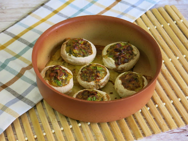 CHAMPIÑONES RELLENOS DE CALABACÍN Y HUEVO