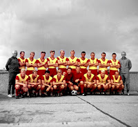 F. C. VORWÄRTS BERLÍN - Berlín Oriental - República Democrática de Alemania - Temporada 1968-69 - Plantilla del VORWÄRTS BERLÍN, Campeón de la Liga de la República Democrática Alemana en 1968. En 1971 el equipo se mudó a Fráncfurt del Óder, cerca de la frontera con Polonia como reemplazo del desaparecido SG Dynamo, y en la actualidad tiene como nombre F. C. VIKTORIA FRANCFURT y militan en la 6ª categoría alemana