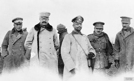 Imagen: Soldados alemanes y británicos en la tregua navideña de 1914