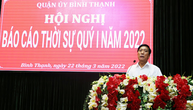 Đồng chí Tô Đại Phong, Phó Trưởng Ban Tuyên giáo Thành ủy TPHCM báo cáo tình hình thời sự tại hội nghị. (Ảnh NN)