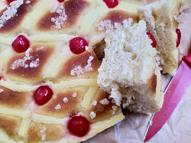 Coca de San Juan. Receta de Xavier Barriga típica de la festividad de San Joan. Verano, hogueras, postre, crema pastelera, tierno, esponjoso, masa, brioche, panificadora, guindas, cerezas. Horno. Cuca