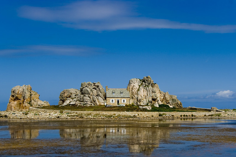 The house of the chasm, Castel Meur, the house between the rocks, castel meur plougrescant bretagne france, pointe de castel meur, maison castel meur, maison de castel meur plougrescant, propriétaire castel meur, le gouffre de castel meur, gouffre de castel meur