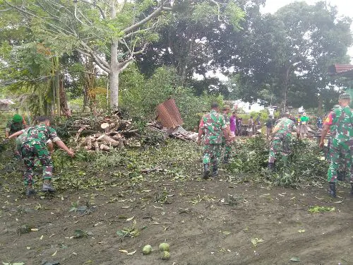 Koramil Pantai Timur Bersihkan Puing Bangunan Rumah Odi Dwemanse