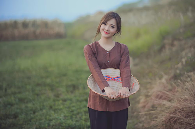 Hotgirl Thu Huong with Vietnam traditional costume