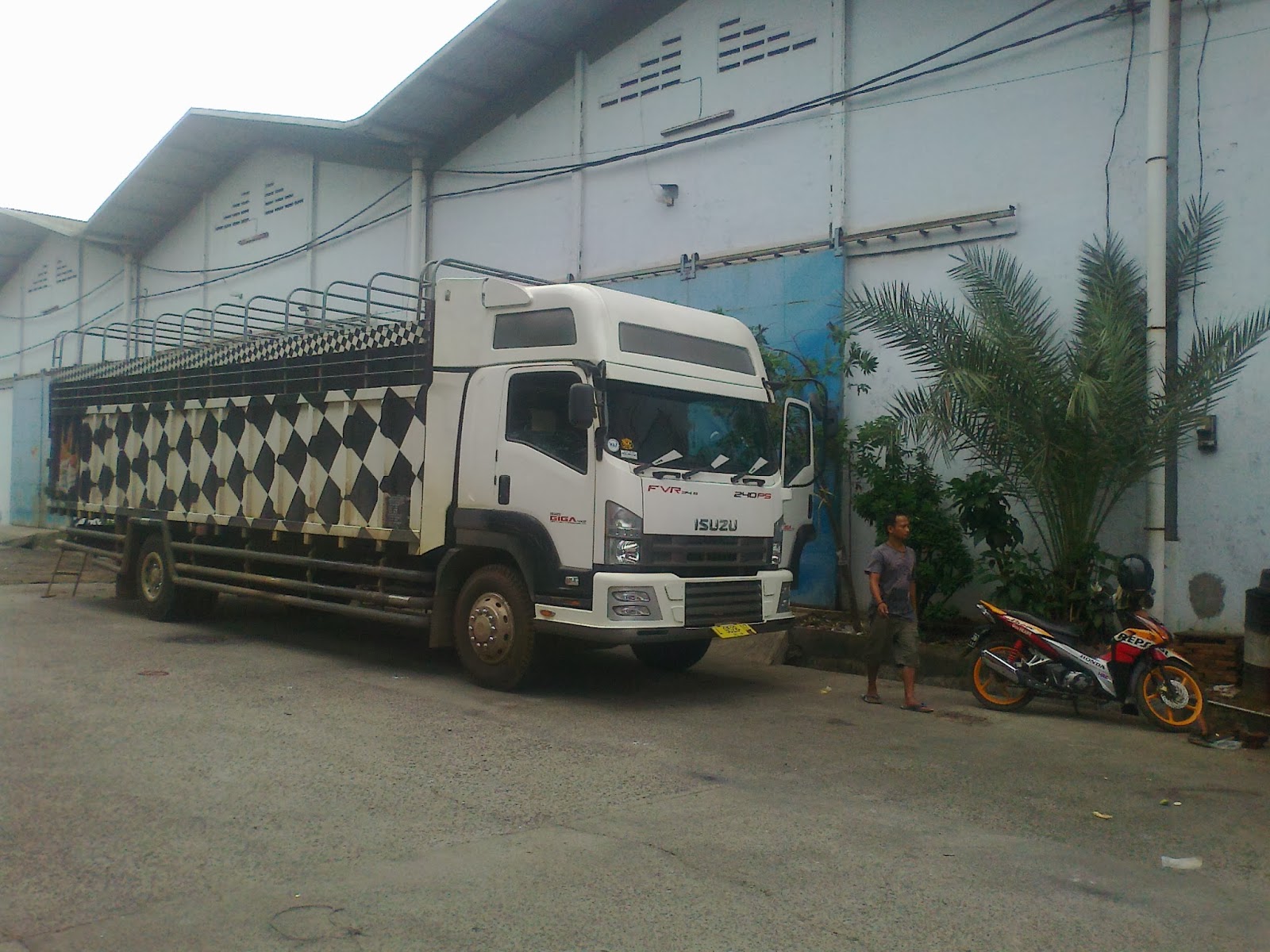 RENTAL TRUK  WINGBOX GANDENG  FUSO RENTAL SEWA TRUK  