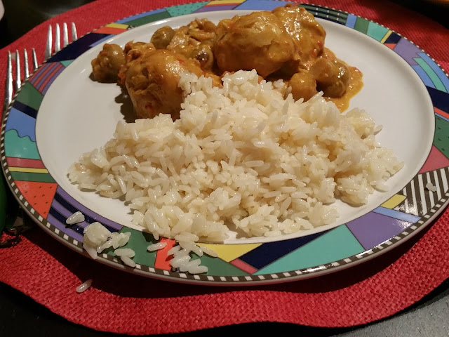Caril de frango e arroz branco