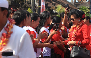 Bunda Putri ‘Pulang Kampung’, Warga Terharu Doakan Koster-Ace Menangi Pilgub Bali