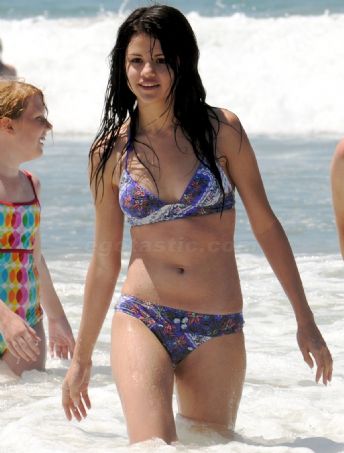 Selena Gomez Enjoy her life in beach wearing wet bikini and bra without