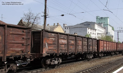 Wagon węglarka ukraińskich kolei UZ na stacji Lwów Podzamcze