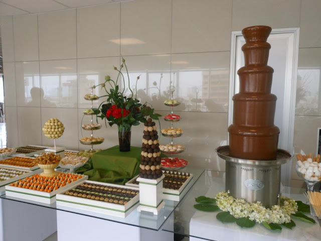 MESA DE DULCES CON CASCADA DE CHOCOLATE PARA BODA MATRIMONIO