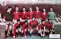 Club ATLÉTICO OSASUNA - Pamplona, España - Temporada 1960-61 - Celdrán, Egaña, Salvador, Zubiaurre, Zoco, Carlos y Eusebio; Recalde, Félix Ruiz, Sabino, Fusté y Cerdán - 1º en el Grupo I de 2ª División en la temporada 1960-61, el Osasuna ascendió a 1ª División. Miguel Gual era el entrenador