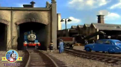 The Fat Controller blue small car red James and Thomas the train big wooden railroad roundhouse shed