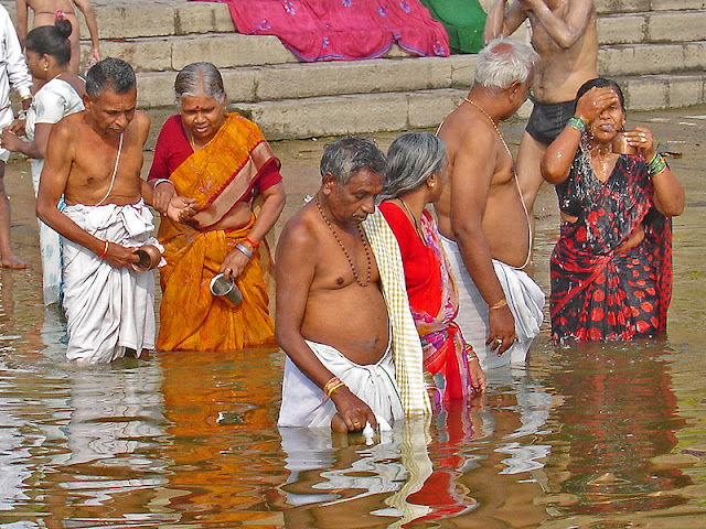 Indiens qui font leurs ablutions dans le Gange