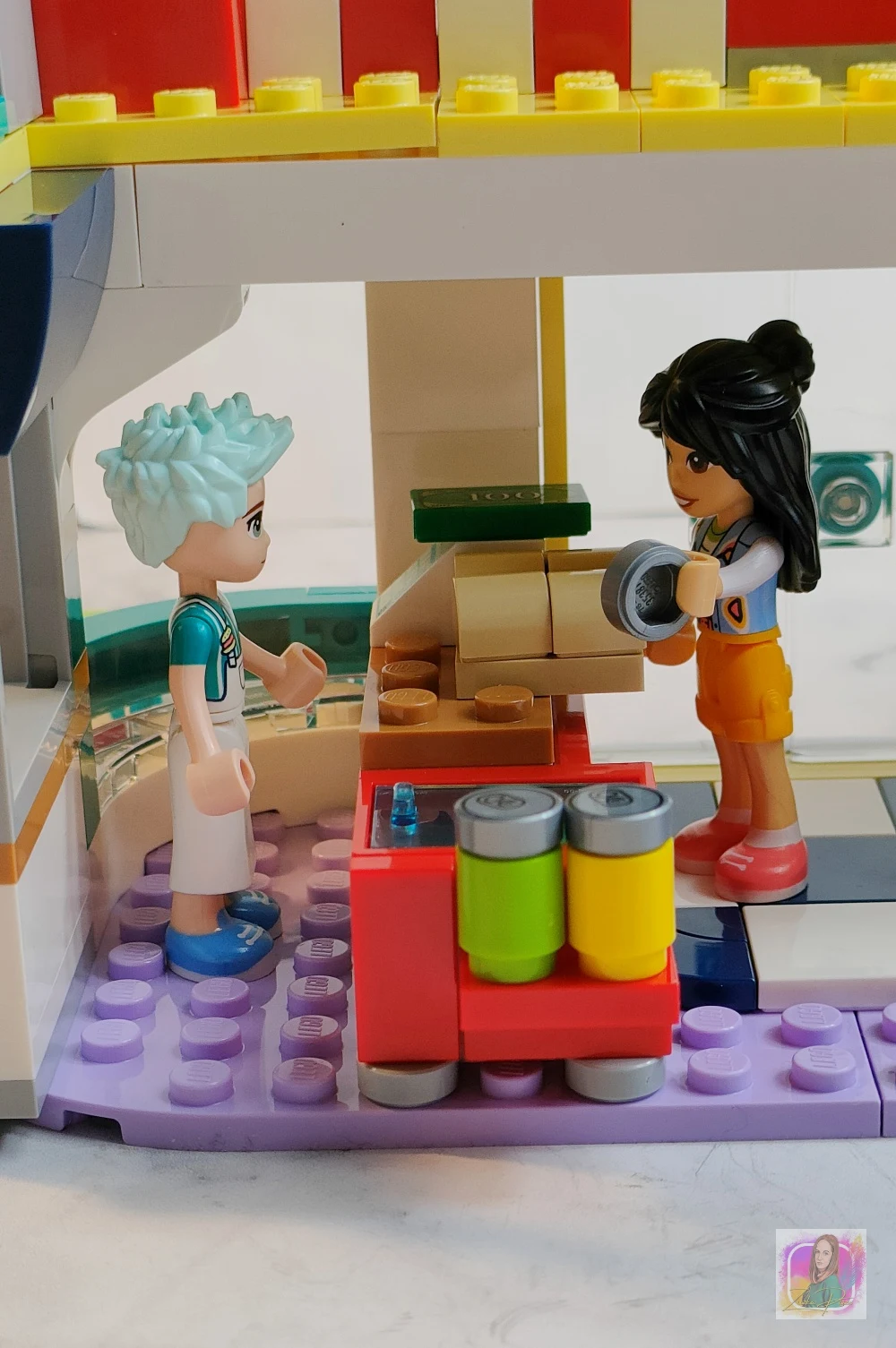 LEGO Friends Bar w śródmieściu Heartlake 41728 - księgarnia TaniaKsiazka.pl