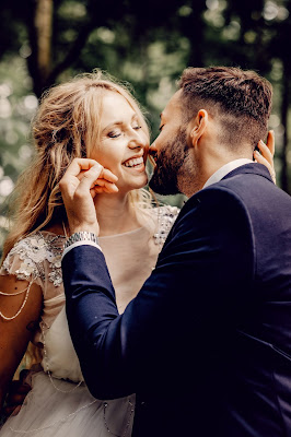 Pareja de novios viviendo su momento "first-look"