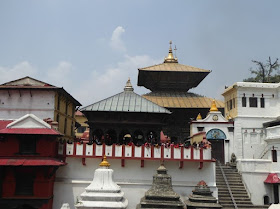 il tempio di pashupatinath visto dal fiume