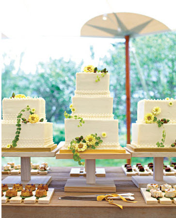 The cakes were simply decorated reflecting the casual feel of the 