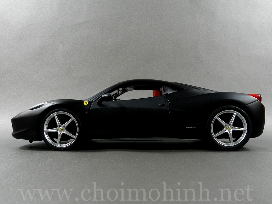 Ferrari 458 Italia 1:18 Hot Wheels side