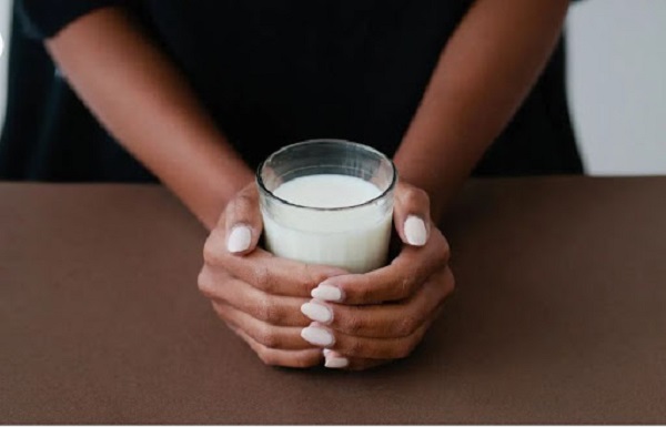 Uống một cốc sữa ấm trước khi đi ngủ cũng giúp bạn ngủ ngon hơn