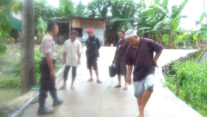 Bhabinkamtibmas Polres Gowa Lakukan Patroli Dialogis Dengan Warga Sekitar Sungai Je'neberang