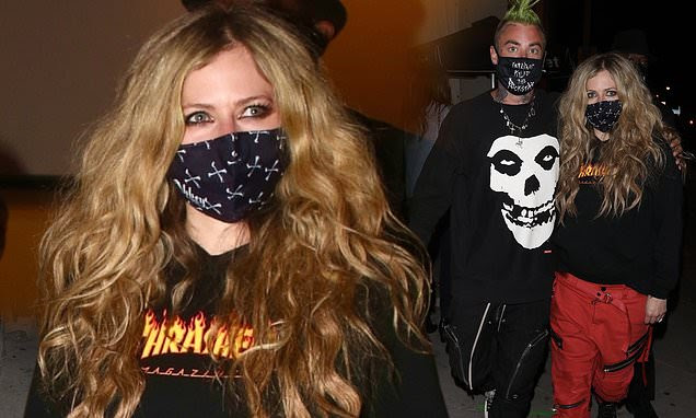 Avril Lavigne exhibe su estilo punk durante una salida con su novio