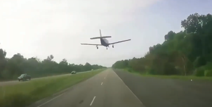 Louisiana, aereo atterra sull'autostrada: la scena è incredibile