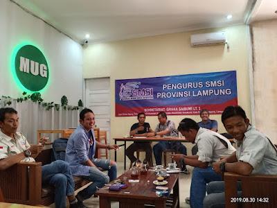 Bandar Lampung : Serikat Media Sumber Indonesia (SMSI) Lampung menggelar rapat koordinasi organisasi. Beberapa hal seperti kepengurusan SMSI kabupaten menjadi salah satu topik utama dalam obrolan santai di Kafe WAW Bandar Lampung, Jumat 30 Agustus 2019.  Rapat ini dihadiri Ketua SMSI Lampung Donny Irawan, Sekretaris Juniardi, Adolf Ayatullah Indramayu dan sejumlah pengurus provinsi dan kabupaten kota.  Sekretaris SMSI Lampung, Juniardi mengatakan, organisasi SMSI merupakan kumpulan para owner yang memiliki media. Meski bukan owner tetapi bisa dapat mandat penuh contoh seperti lampung utara.  Seiring dengan terbentuknya beberapa SMSI di dua daerah yakni Lampung Selatan dan Lampung Utara memicu terbentuknya pengurus SMSI di daerah lainnya.  "Beberapa daerah sudah siap untuk dilantik," kata Juniardi.  Juniardi menegaskan, tupoksi baik pengurus SMSI Provinsi dan daerah adalah bagaimana memperkuat verifikasi di daerah. Kesulitan yang selama ini dialami media di daerah bisa dikoordinasikan dengan pemerintah daerah setempat.  " Jadi harus bersama sama ketimbang sendiri sendiri bisa lebih sulit," imbuh Juniardi.  Sudah banyak suara sumbang di mana mana soal keberadaan Smsi di daerah. Kita gak perlu cemburu dengan rumah tangga orang.   Ketua SMSI Lampung, Donny Irawan mengatakan, kebesaran organisasi bukan ditentukan oleh ketua tetapi oleh anggotanya.  "Jika pengurus daerah kuat, maka di level provinsi juga harus kuat," kata pemilik media saibumi.com itu.   Smsi Lampung di mata nasional sudah dinilai maju dan memiliki progres yang cukup bagus. Untuk itu, kata Donny, jangan anggap diri kita sebagai wartawan tapi posisikan diri kita sebagai owner dan pengusaha.   Mantan anggota DPRD Provinsi Lampung ini juga memandang perlunya  penguatan organisasi seperti perubahan struktur serta komitmen pengurus dalam keaktifannya.   Kantor SMSI Lampung dinilai oleh dewan pers sebagai kantor media online yang sangat representatif.  "Artinya SMSI Lampung sudah dilirik dan menjadi perbincangan di pusat. Untuk itu perlu kawan-kawan semua agar lebih memberikan kontribusi positif demi eksistensi organisasi ini," katanya.  Donny juga mengapresiasi berdiri Smsi di beberapa daerah seperti Lampung Selatan dan Lampung Utara. Donny memberi semangat agar para pengurus yang baru dilantik bisa meningkatkan kinerja demi eksistensi organisasi SMSI. Agar tidak menjadi gunjingan, maka dirinya berharap ke depan pengurus SMSI harus pemilik media.  "Perbanyak kerjasama dengan menyertakan SMSI dan saling banyak backup kegiatan," ujarnya seraya mengatakan agar seluruh pengurus provinsi dan Kabupaten tetap menjaga kekompakan dan koordinasi pengurus kabupaten dan kota harus intens.   Adolf Ayatullah Indrajaya mengapresiasi terbentuknya Smsi kabupaten.  Terkait keberadaan Smsi daerah itu, ada beberapa hal yang harus dikoordinasikan lebih lanjut. Bahwa Smsi kabupaten tugasnya menjadi perpanjangan tangan Smsi provinsi.  Apapun kegiatan Smsi kabupaten seyogyanya koordinasi dan melibatkan pengurus provinsi. Adolf menegaskan bahwa pengurus SMSI adalah pemilik media bukan seorang kepala biro. Sehingga bisa menguatkan marwah organisasi SMSI sendiri.   "SMSI saat ini menjadi organisasi besar, maka kita dalam posisi yang strategis," kata dia.  Dolop menantang anggota SMSI agar hal hal yang berkaitan dengan kapasitas anggota lebih diberdayakan. Hal hal tersebut sangat perlu dielaborasi dalam organisasi SMSI sendiri.   Dolop juga menghimbau agar semua media online di lampung segera merampungkan berkas terkait verifikasi baik administrasi dan faktual.  "Pelan pelan dibenahi dan menyesuaikan regulasi oleh dewan pers," kata Adolf.(***)