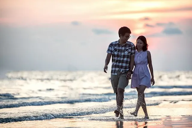 sepasang kekasih di pantai