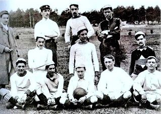 📸BILBAO FOOTBALL CLUB 📆Temporada 1901-02. ⬆️Luis Orbe (árbitro),  R. Ugalde, C. Alzola y E. McLennan. ➡️A. Mendiguren, C. Castellanos y S. Ledo. ⬇️M. Castelllanos, A. Guinea, Evans, J. Langford y Davies. La que dicen que es la primera foto del Athletic, es realmente una fotografía del Bilbao Football Club. ATHLETIC CLUB 0 🆚 BILBAO F. C. 0 Domingo 10/11/1901. Partido amistoso. Lejona, Vizcaya, campo de Lamiako. GOLES: ⚽No hubo.