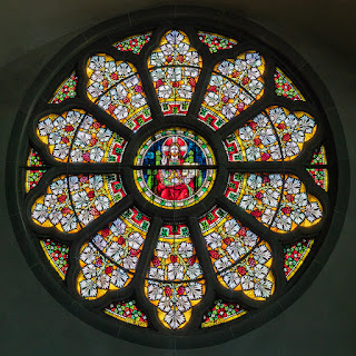 Rosettenfenster mit Christus im Zentrum. Kirche St. Michael in der Stadt Zug