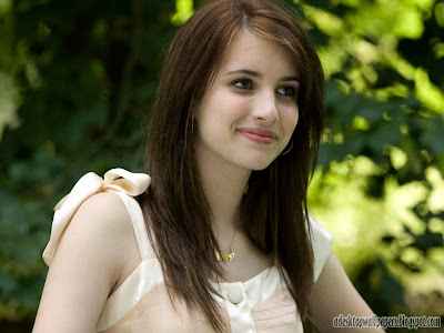 Beautiful Emma Roberts Hollywood Actress Desktop Wallpapers http://adesktopwallpapers.blogspot.com