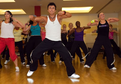 Beto Perez, pengasas Zumba di satu kelas Zumba di Manchester, England